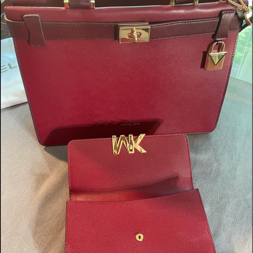 Michael Kors burgundy beautiful bag with matching wallet. Cute design with gold. - Picture 6 of 11